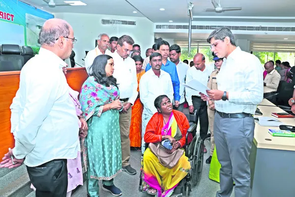 ఫిర్యాదులను వెంటనే పరిష్కరించాలి