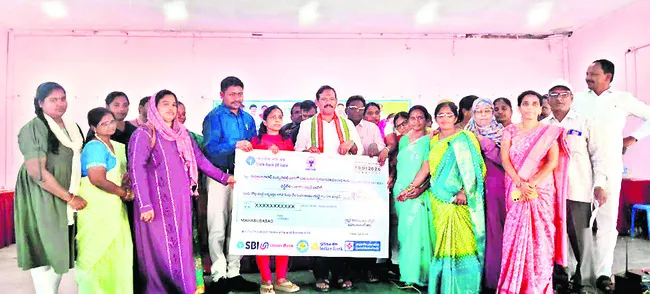 మహిళలు ఆర్థికంగా ఎదగాలి 
