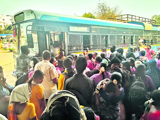 పట్నం బాట పటిన పల్లె  