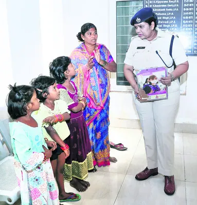 దూరం నుంచి వచ్చి.. అర్జీలందించి..