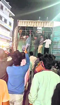 పశువులను తరలిస్తున్న   కంటైనర్ల అడ్డగింత