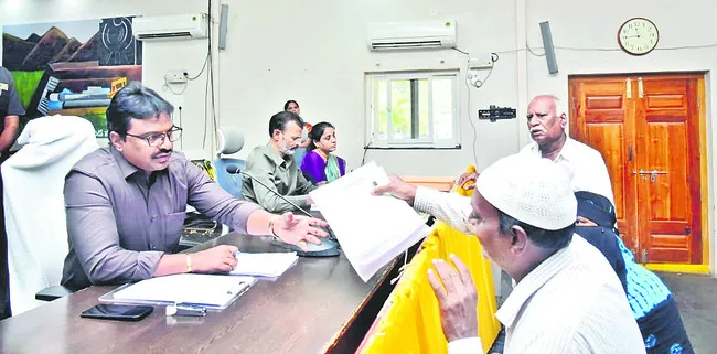 బొట్లగూడూరులో దాడిపై నాన్‌బెయిలబుల్‌ కేసు పెట్టాలి