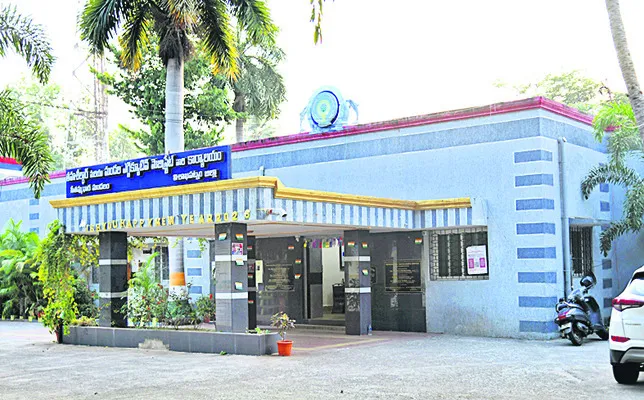 సీతమ్మధార తహసీల్దార్‌ కార్యాలయ అధికారులపై చర్యలు