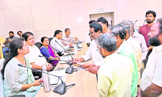 అక్రమ నిర్మాణాలపై చర్యలు తీసుకోండి