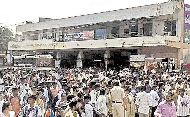 stampede In Vinukonda RTC bus stand