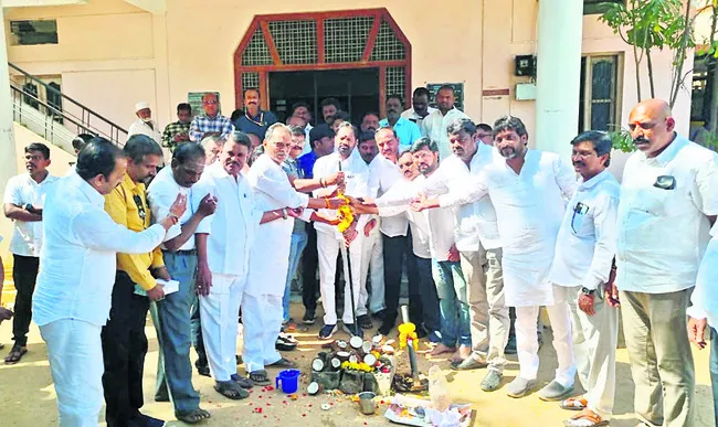 అభివృద్ధి పనులకు భూమిపూజ 