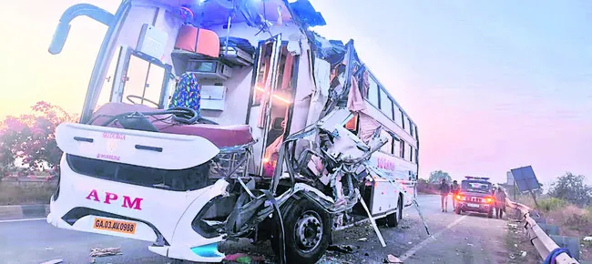 లారీని స్లీపర్‌కోచ్‌ బస్సు ఢీ