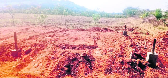 పశువుల షెడ్డు.. ‘పచ్చ’ నేతలకు ఫుడ్డు