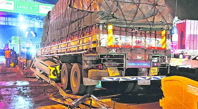 కాజా టోల్‌గేట్‌ వద్దఅదుపు తప్పిన లారీ 