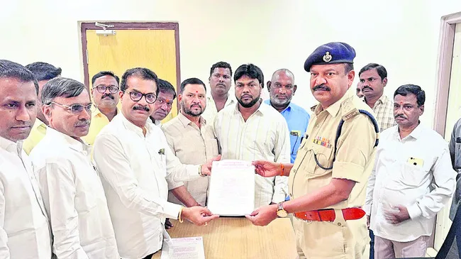 ప్రజాస్వామ్య విలువలకు విరుద్ధంగా సీఎం వ్యాఖ్యలు 