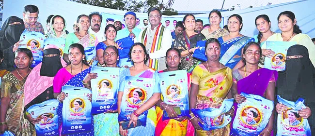 మహిళలకు పెట్రోలు బంకులు