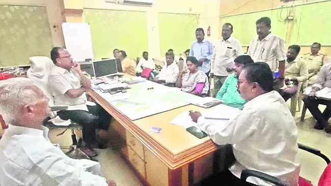 మున్సిపల్‌ కమిషనర్‌పై ఎమ్మెల్యే ఆగ్రహం