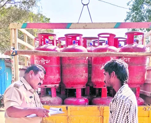 సిలిండర్‌ డెలివరీలో అవకతవకలు 