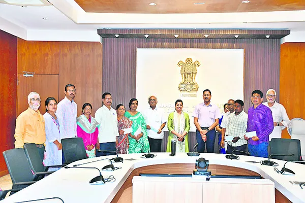 నిర్వాసితులకు పరిహారం చెక్కుల అందజేత