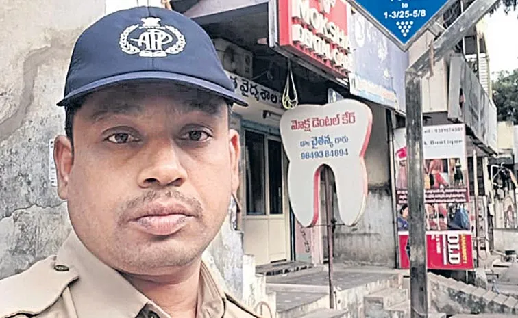 Road Accident In Prakasam district Constable Dies