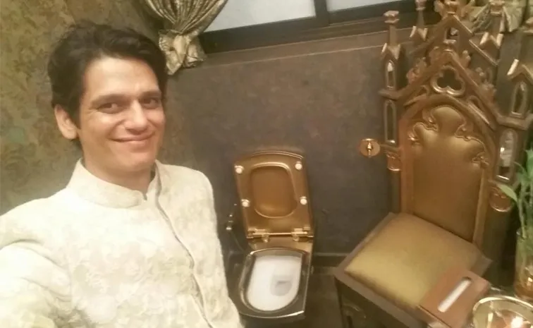 Vijay Varma Selfie With Amitabh Bachchan Golden Toilet