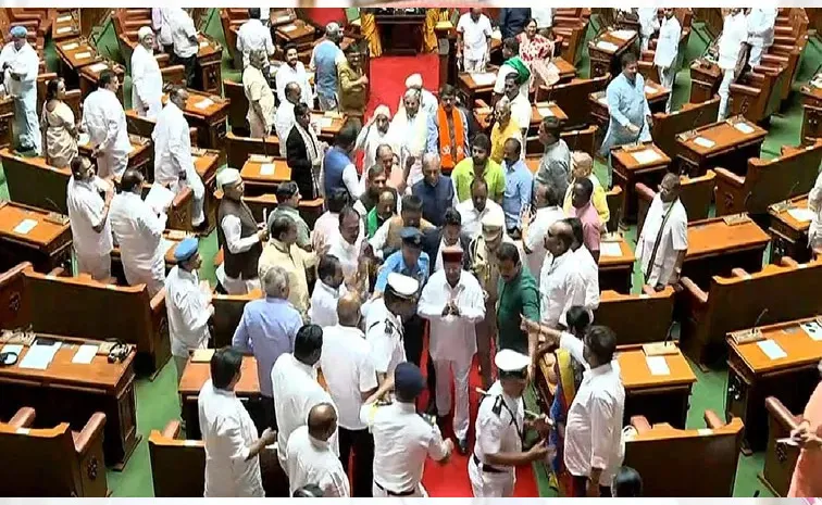 Karnataka Governor Thaawarchand Gehlot walks out of Assembly