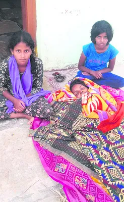 తల్లిదండ్రుల మృతితో అనాథలుగా బాలికలు