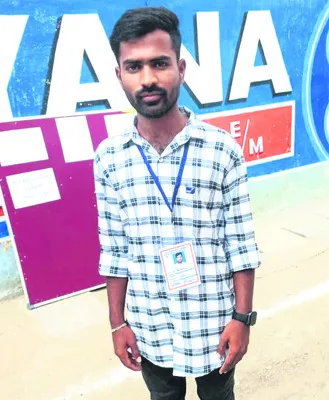 రోడ్డు ప్రమాదంలో రికార్డు అసిస్టెంట్‌ మృతి 