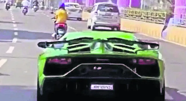 రోడ్లపై లంబోర్గిని దూకుడు 