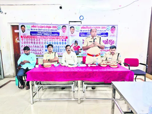 ట్రాఫిక్‌ నిబంధనలు పాటించాలి