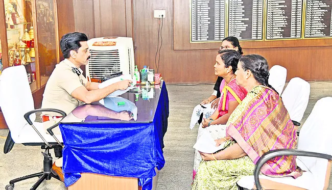 మహిళల నుంచి ఫిర్యాదుల స్వీకరణ 