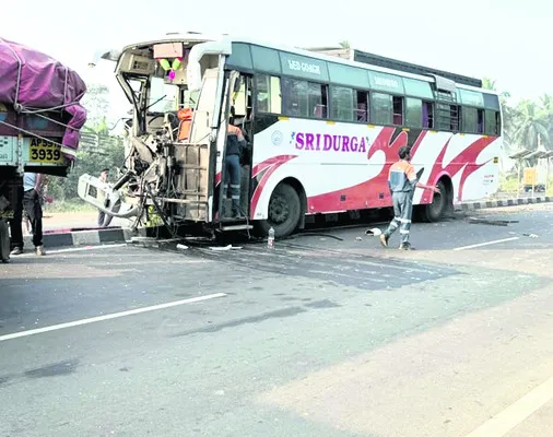లారీని ఢీకొన్న ట్రావెల్స్‌ బస్సు 