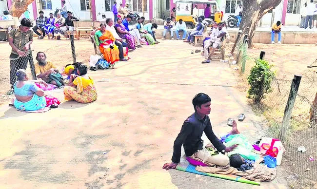 ● చెట్ల కిందే సేద.. రోగుల సహాయకుల వ్యథ