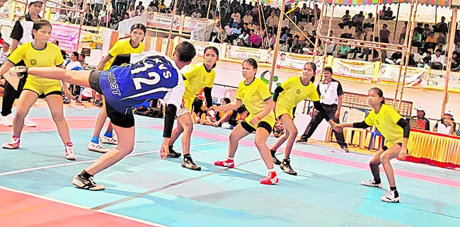 ఉత్కంఠభరితంగా జాతీయ స్థాయి కబడ్డీ పోటీలు 