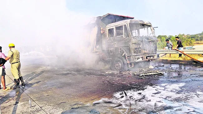 టైరు పేలి మంటలు..బూడిదైన లారీ