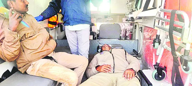 బ్లూ కోర్ట్‌ పోలీసులకు తీవ్రగాయాలు