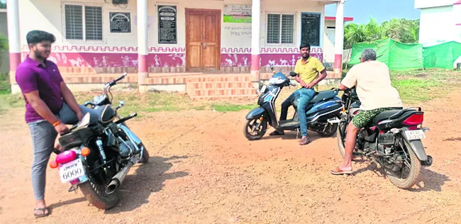 పనివేళల్లో మూసి ఉన్న సచివాలయం 