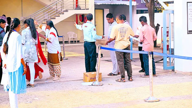 జేఈఈ మెయిన్స్‌ పరీక్షలు ప్రారంభం 