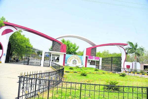 హాజరు వివాదం