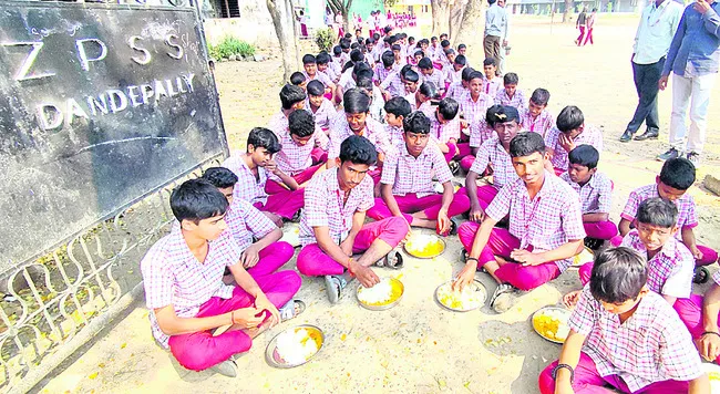 మధ్యాహ్న భోజనం బాగాలేదని ఆందోళన  