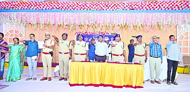 రోడ్డు ప్రమాదాలకు అడ్డుకట్ట వేద్దాం