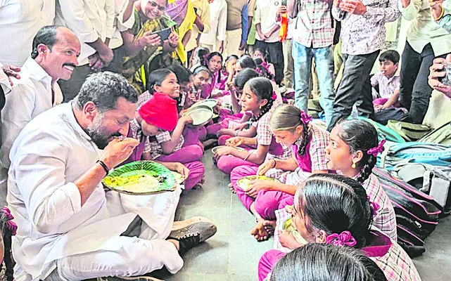 పాఠశాలల్లో మూత్రశాలలు కరువు