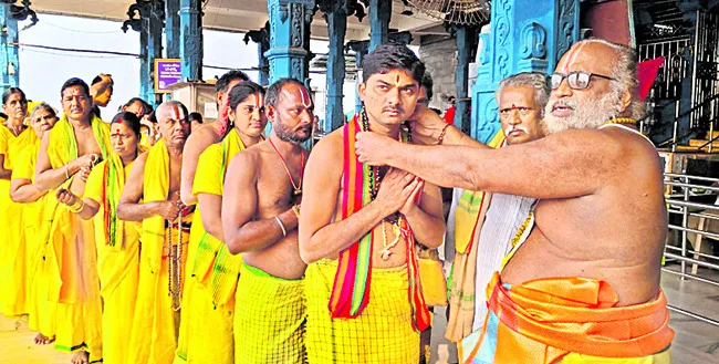 నృసింహుని మండల దీక్షలు స్వీకరణ 