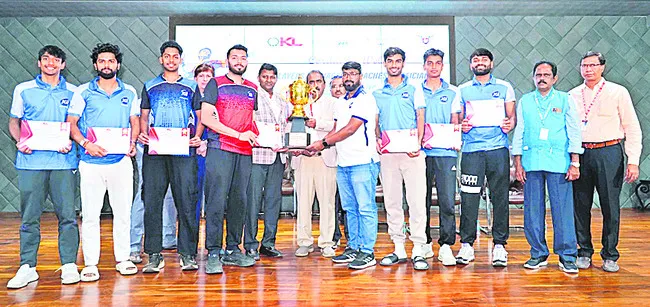 ముగిసిన బ్యాడ్మింటన్‌ టోర్నమెంట్‌ 