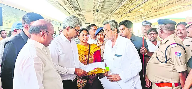 రైల్వే జీఎంకు వినతుల వెల్లువ