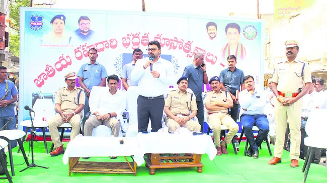 రోడ్డు భద్రత నియమాలు తప్పనిసరి