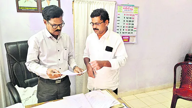 లింగంపేట కార్యదర్శి ఏకపక్ష నిర్ణయంపై ఫిర్యాదు 