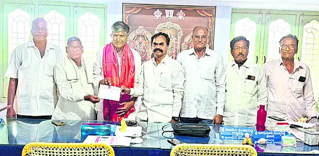 రెడ్ల సత్రానికి  రూ.5 లక్షల విరాళం 