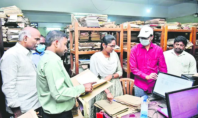 రెవెన్యూ రికార్డుల పరిశీలన 