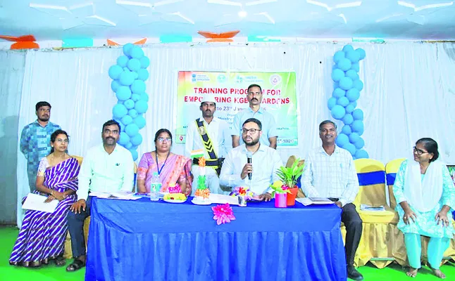 సాంకేతిక నైపుణ్యం పెంపొందించుకోవాలి
