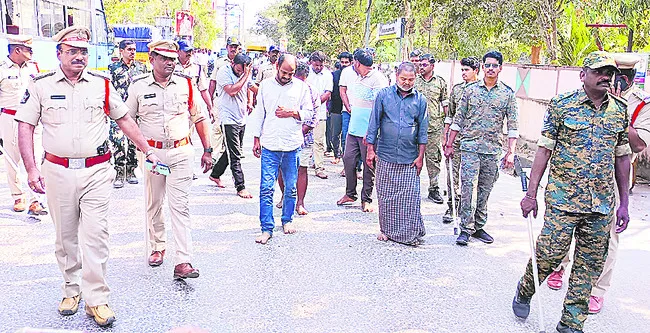 నిందితులను నడిపిస్తూ కోర్టుకు తీసుకువెళ్లిన పోలీసులు