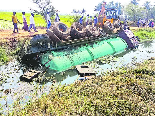 ట్యాంకర్‌ బోల్తాపై విచారణ జరపాలి