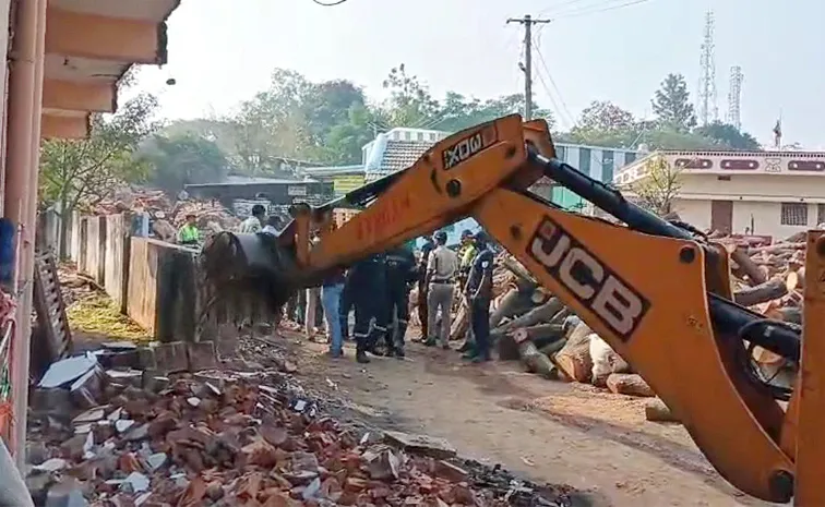 HYDRA Carries Out Demolitions in Shamirpet