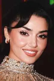 Fact Check: Is Hande Ercel Called Shah Rukh Khan Uncle?6