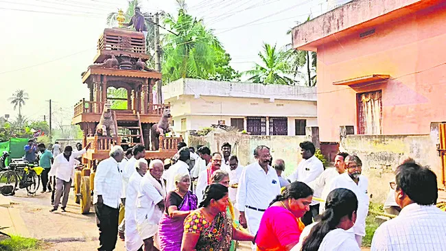 మోపిదేవి ఆలయానికి చెక్క రథం సమర్పణ 